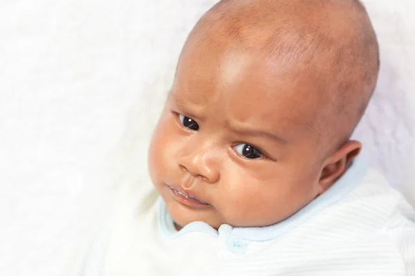 Yeni doğan Asyalı çocuk bebek uyku üzerine beyaz tüylü kumaş