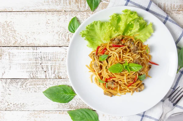 lezzetli ev yapımı tabak spagetti istiridye Beyaz ahşap tahta üzerinde olacaktı. üstten görünüm