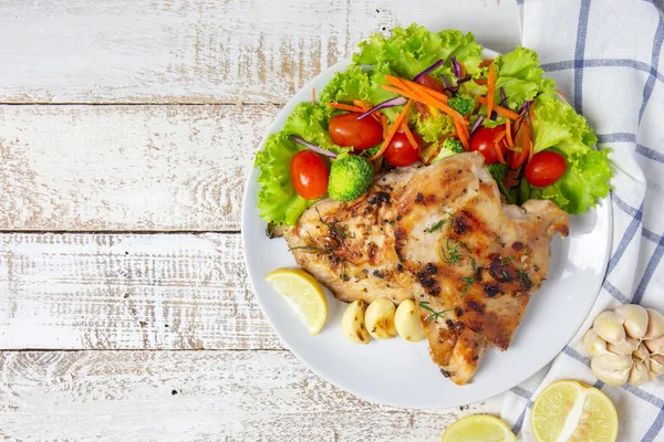 Göğüs tavuk salatası beyaz tabak taze sebze ile servis yapın. üstten görünüm