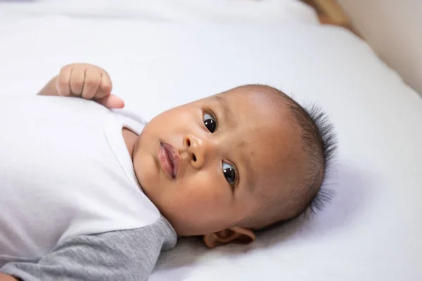 Nouveau Asiatique Garçon Bébé Dormir Sur Blanc Fourrure Tissu — Photo