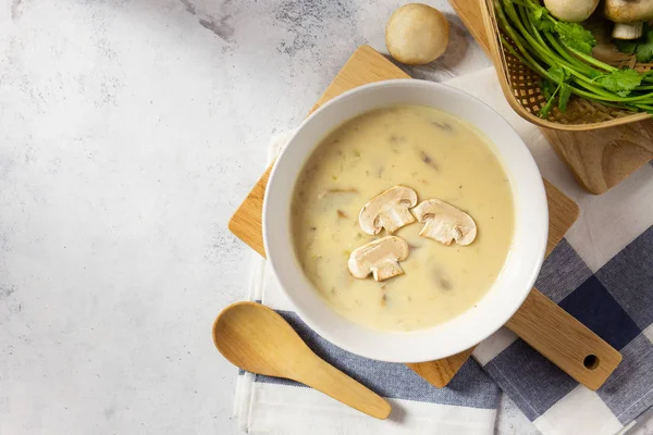 Sopa Creme Cogumelos Tábua Madeira Branca Vista Superior — Fotografia de Stock