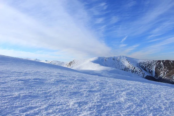 Vista panorâmica da bela paisagem Montanhas Cárpatas (gama Borzhava) em um dia ensolarado de inverno, declive para esqui cross country e snowboard — Fotografia de Stock