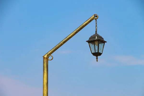 Vecchia lanterna da strada dorata isolata sul cielo blu — Foto Stock