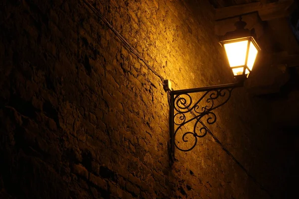 Old vintage street lantern on a brick wall, night background, victorian vintage style — Stock Photo, Image