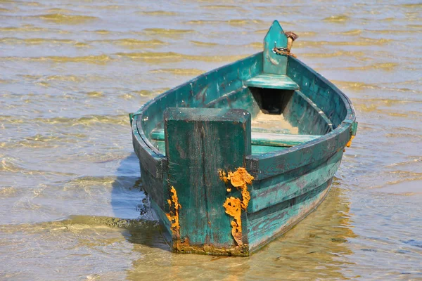 Stary Vintage drewniany zielony połów łodzi na jasnej wodzie — Zdjęcie stockowe