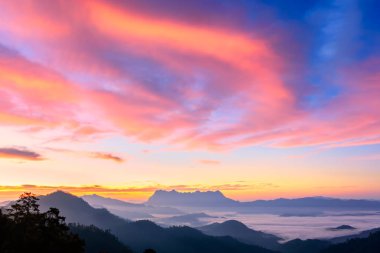 Doi Luang Chiang Dao, Chiangmai, Tayland Dağ'da gün doğumu Manzara