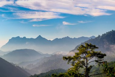 Doi Luang Chiang Dao, Chiangmai, Tayland Dağ'da gün doğumu Manzara
