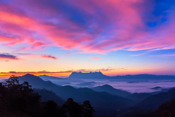 Sonnenaufgangslandschaft Auf Dem Berg Bei Doi Luang Chiang Dao Chiangmai — Stockfoto