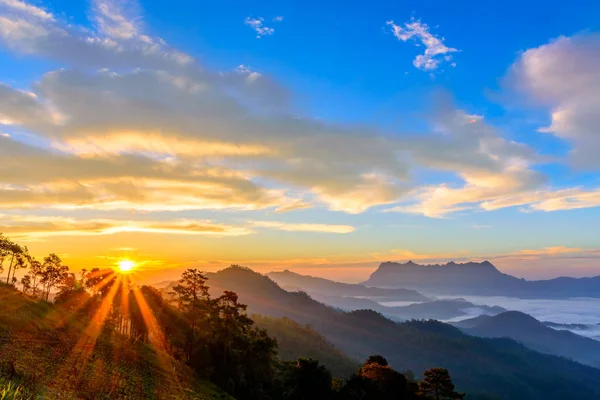 Sonnenaufgangslandschaft Auf Dem Berg Bei Doi Luang Chiang Dao Chiangmai — Stockfoto