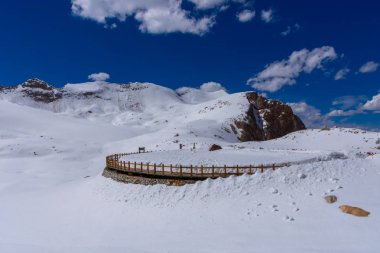 Dagu Glacier Milli Parkı güzel manzara kar dağ görünümü, Chengdu, Çin