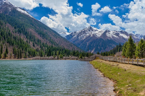 Dagu Glacier Milli Parkı güzel manzara kar dağ görünümü, Chengdu, Çin
