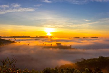 Güzel Sunrise ve Khao Kho de sis, Phetchabun Eyaleti, Tayland.