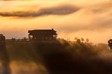 Güzel Sunrise ve Khao Kho de sis, Phetchabun Eyaleti, Tayland.