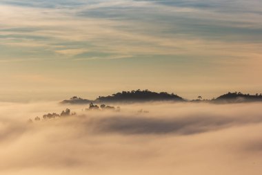 Güzel Sunrise ve Khao Kho de sis, Phetchabun Eyaleti, Tayland.