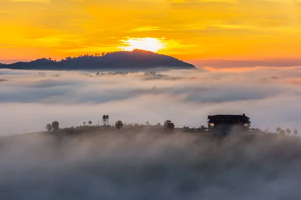 Wunderschöner Sonnenaufgang Und Der Nebel Bei Khao Kho Provinz Phetchabun — Stockfoto