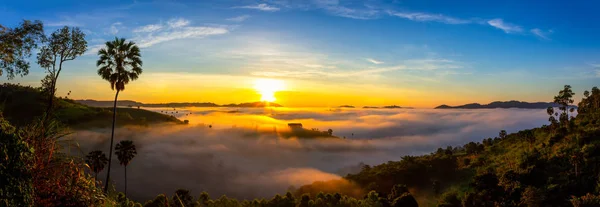 Wunderschöner Sonnenaufgang Und Der Nebel Bei Khao Kho Provinz Phetchabun — Stockfoto