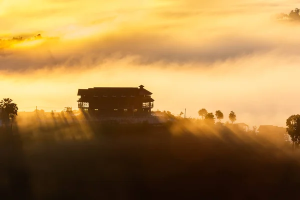 Wunderschöner Sonnenaufgang Und Der Nebel Bei Khao Kho Provinz Phetchabun — Stockfoto