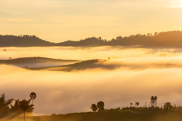 Güzel Sunrise ve Khao Kho de sis, Phetchabun Eyaleti, Tayland.