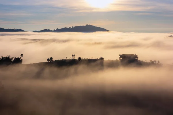 Wunderschöner Sonnenaufgang Und Der Nebel Bei Khao Kho Provinz Phetchabun — Stockfoto