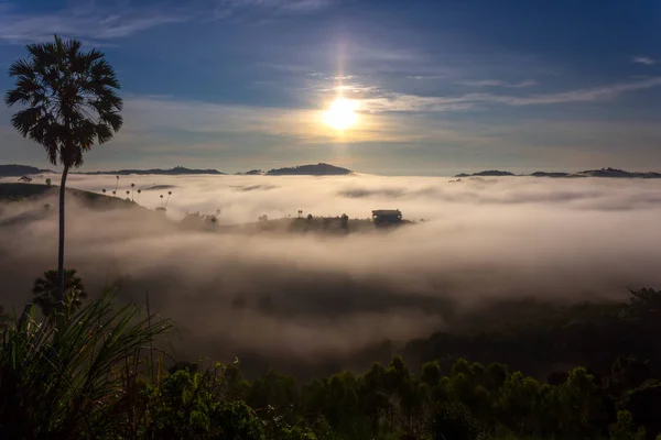 Wunderschöner Sonnenaufgang Und Der Nebel Bei Khao Kho Provinz Phetchabun — Stockfoto