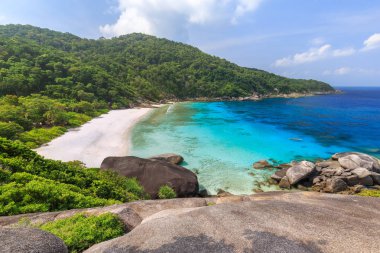 Similan Adaları Güzel tropikal kumlu plaj ve tropikal bir adada yemyeşil yeşillik, Tayland