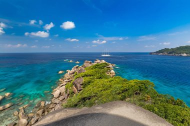 Similan Adaları Güzel tropikal kumlu plaj ve tropikal bir adada yemyeşil yeşillik, Tayland