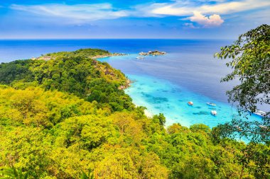 Similan Adaları Güzel tropikal kumlu plaj ve tropikal bir adada yemyeşil yeşillik, Tayland