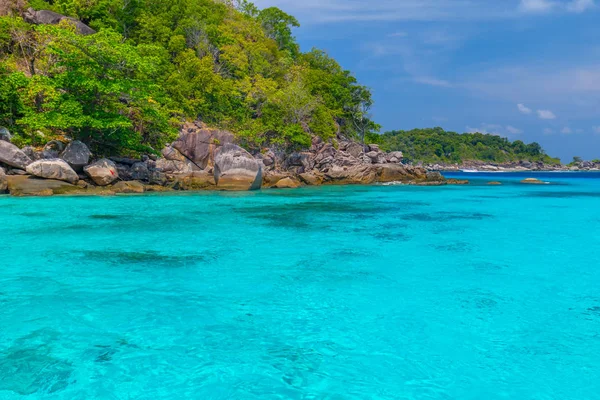 Similan Adaları Güzel Tropikal Kumlu Plaj Tropikal Bir Adada Yemyeşil — Stok fotoğraf