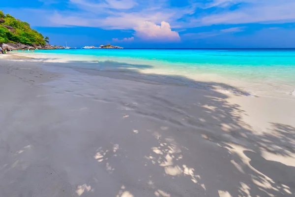 シミラン諸島熱帯の島の美しい熱帯砂浜と緑豊かな葉 — ストック写真