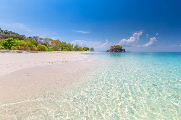 タイのリペ島にサンゴ礁熱帯海がある白いビーチ — ストック写真