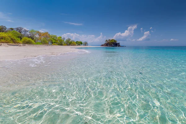 Τροπική Παραλία Παράδεισος Και Γαλάζιος Ουρανός Στην Ταϊλάνδη — Φωτογραφία Αρχείου