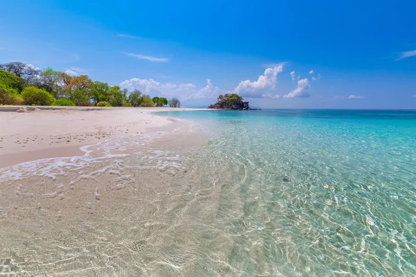 タイの熱帯ビーチパラダイスと青空 — ストック写真