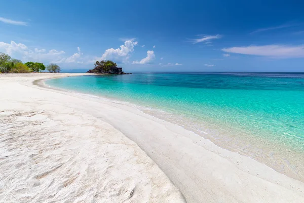 サトゥン県のカイ島の楽園のビーチと青い空 — ストック写真
