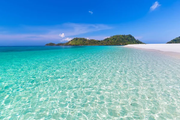 タイの熱帯ビーチパラダイスと青空 — ストック写真