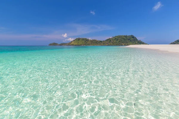 泰国萨都省凯岛的天堂海滩和蓝天 — 图库照片