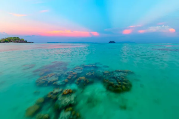 Όμορφο Ηλιοβασίλεμα Παραλία Λευκή Άμμο Και Καθαρό Νερό Για Δείτε — Φωτογραφία Αρχείου