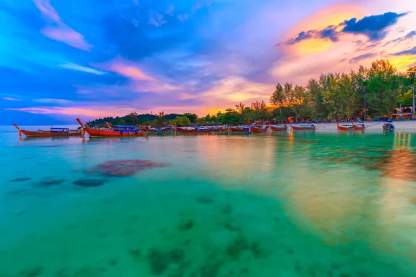Satun Koh Lipe adasında mercan resifi görmek için beyaz kum plaj ve Berrak su güzel gün batımı, Tayland