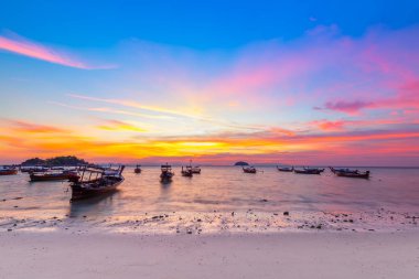 Gündoğumu plajda Güzel Tropikal plaj , Koh Lipe ada , Satun, Tayland