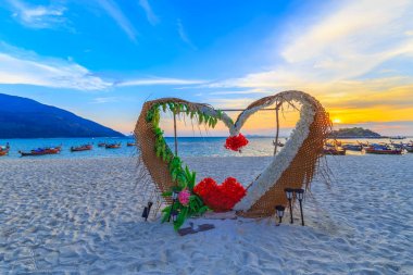 Gündoğumu plajda Güzel Tropikal plaj , Koh Lipe ada , Satun, Tayland