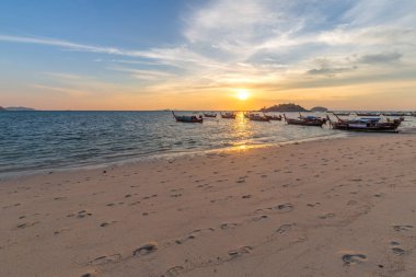 Gündoğumu plajda Güzel Tropikal plaj , Koh Lipe ada , Satun, Tayland