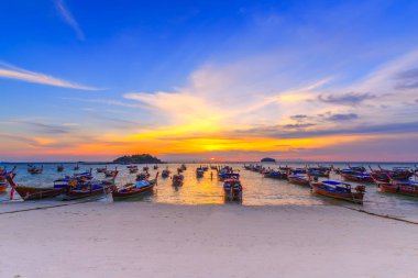 Gündoğumu plajda Güzel Tropikal plaj , Koh Lipe ada , Satun, Tayland