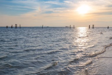 Gündoğumu plajda Güzel Tropikal plaj , Koh Lipe ada , Satun, Tayland