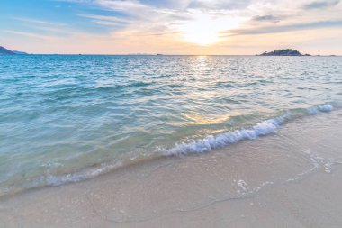 Gündoğumu plajda Güzel Tropikal plaj , Koh Lipe ada , Satun, Tayland