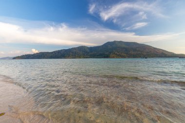Gündoğumu plajda Güzel Tropikal plaj , Koh Lipe ada , Satun, Tayland