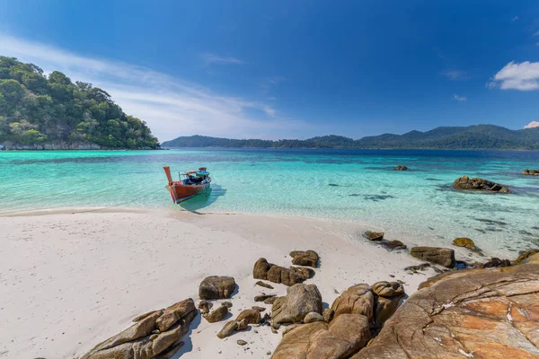 Long Tail Boat White Sand Beach Tropical Island Ththailand — стоковое фото