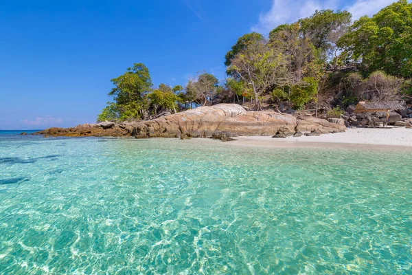 Praia Branca Com Recife Coral Mar Tropical Ilha Lipe Tailândia — Fotografia de Stock