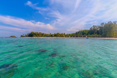 Tayland tropikal denizde cennet adada berrak su ve güzel gökyüzü