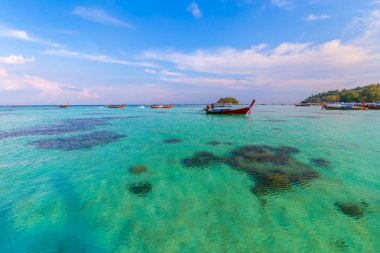 Tayland tropikal denizde cennet adada berrak su ve güzel gökyüzü