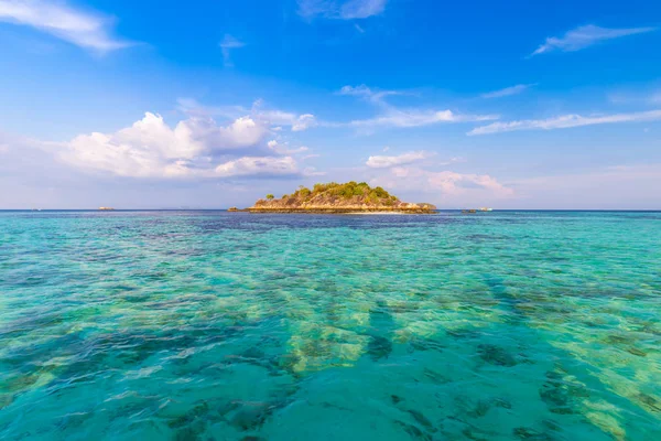 Eau Claire Beau Ciel Sur Île Paradisiaque Dans Mer Tropicale — Photo