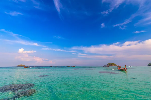 清澈的海水和美丽的天空在泰国的热带海洋的天堂岛 — 图库照片